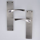 Manilla ola con placa rectangular de aluminio para puertas en acabado níquel satinado modelo '130A'