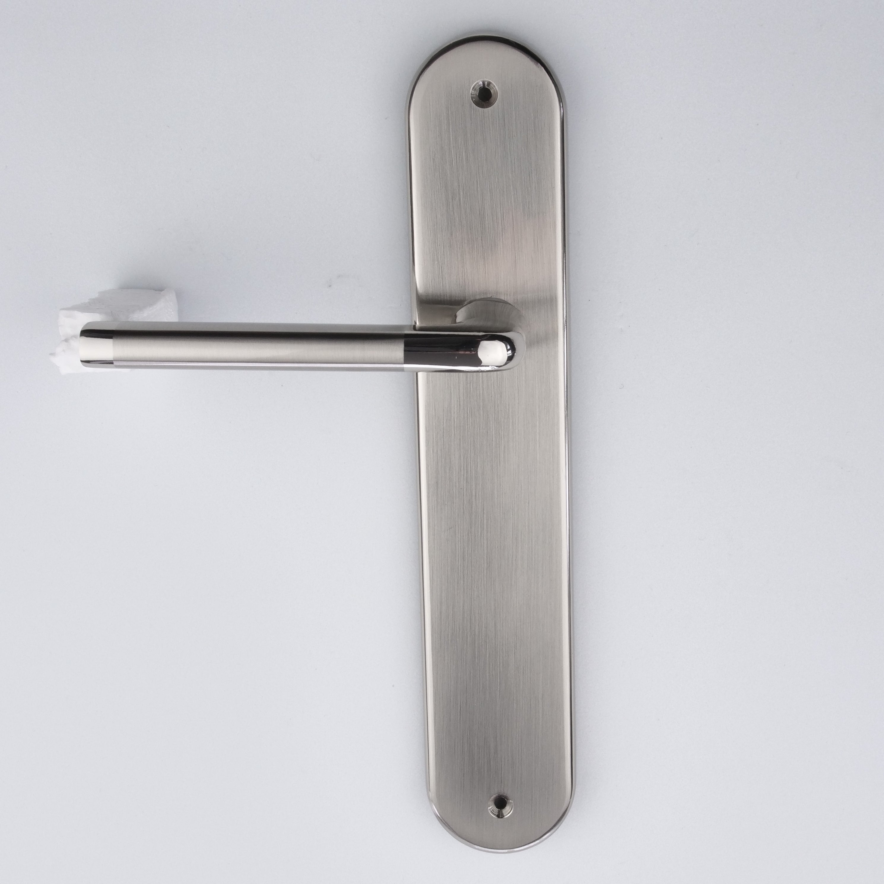 Manilla con placa ovalada acabado bicolor para puertas modelo '140'