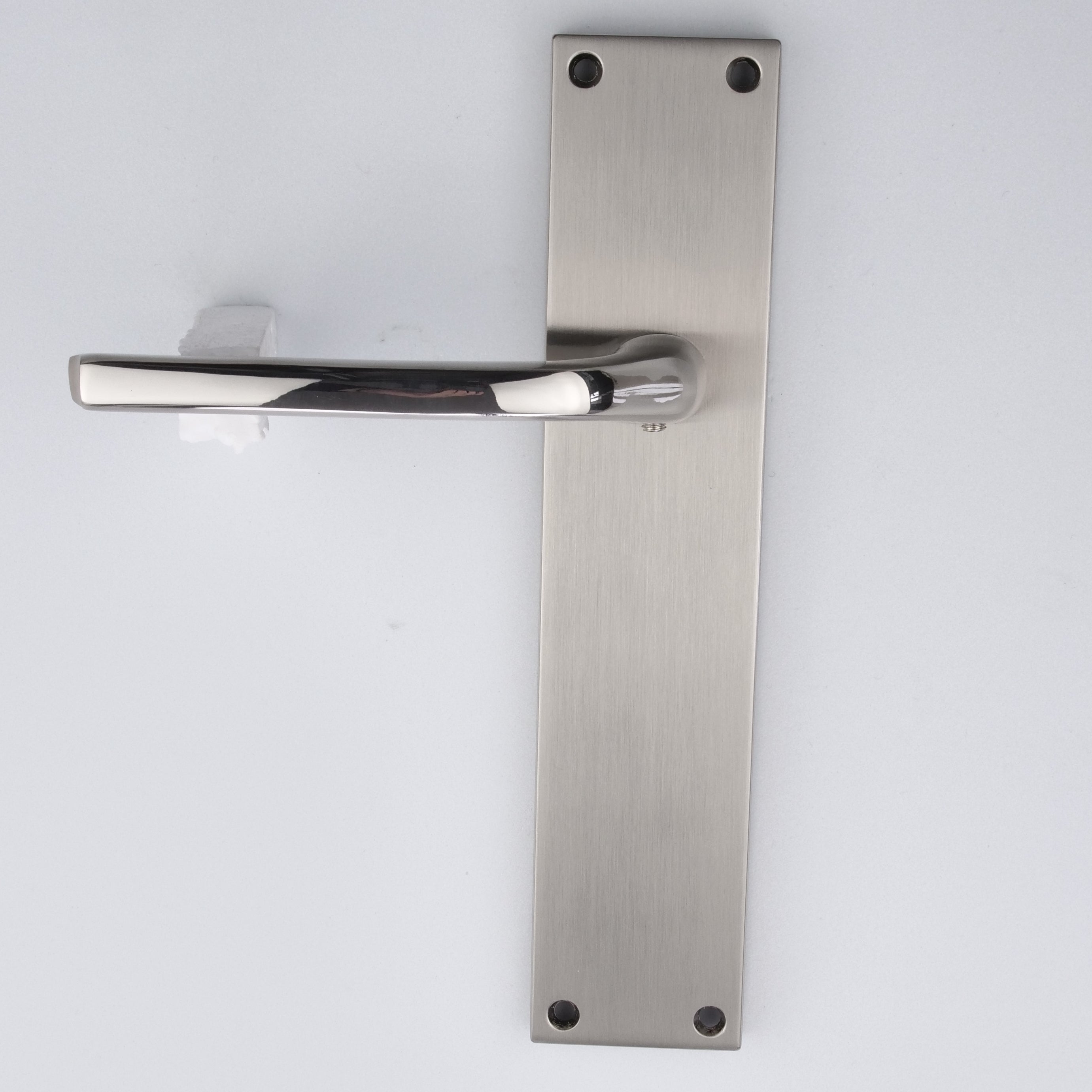 Manilla modelo '730' de zamak con placa rectangular en acabado níquel combinado para puertas
