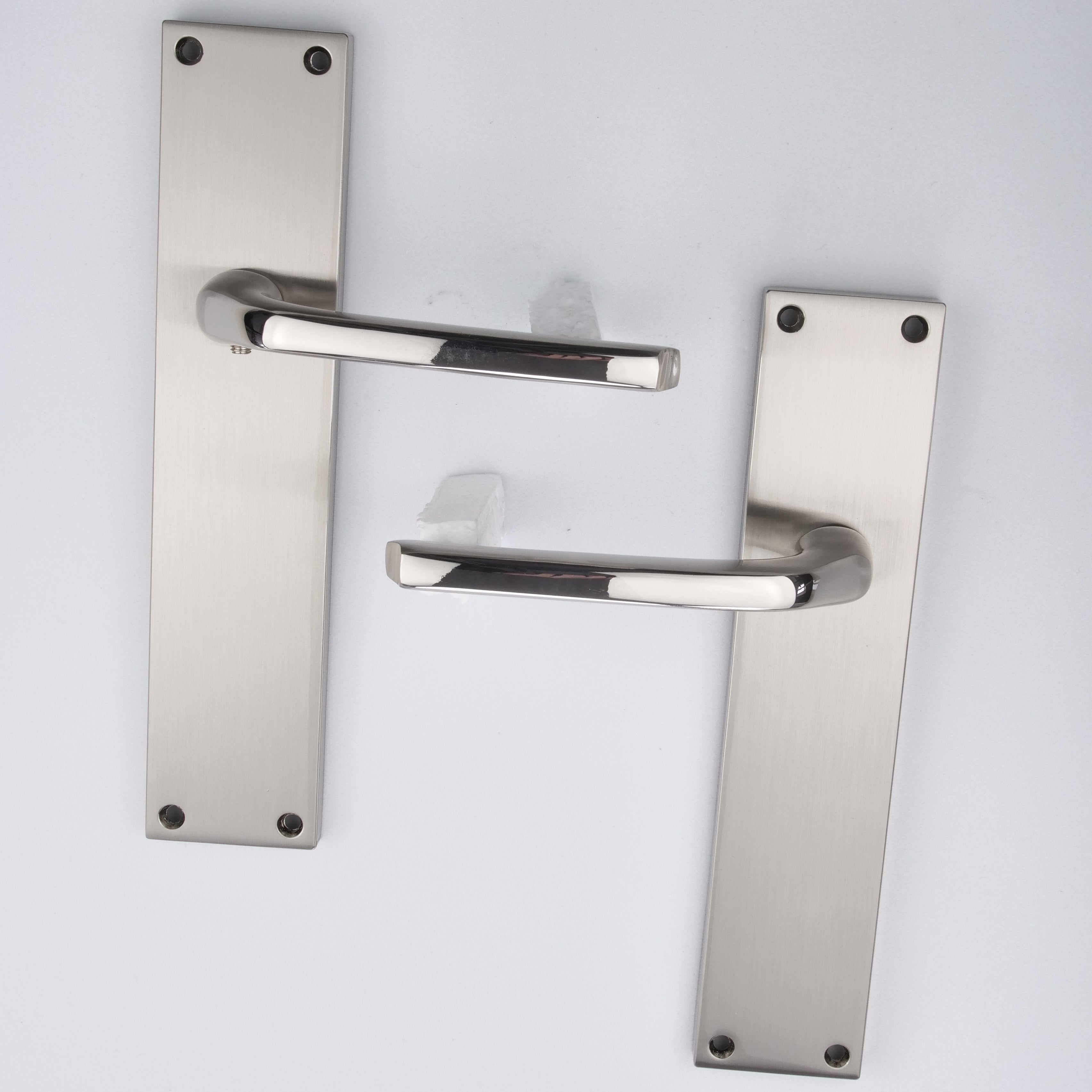 Manilla modelo '730' de zamak con placa rectangular en acabado níquel combinado para puertas