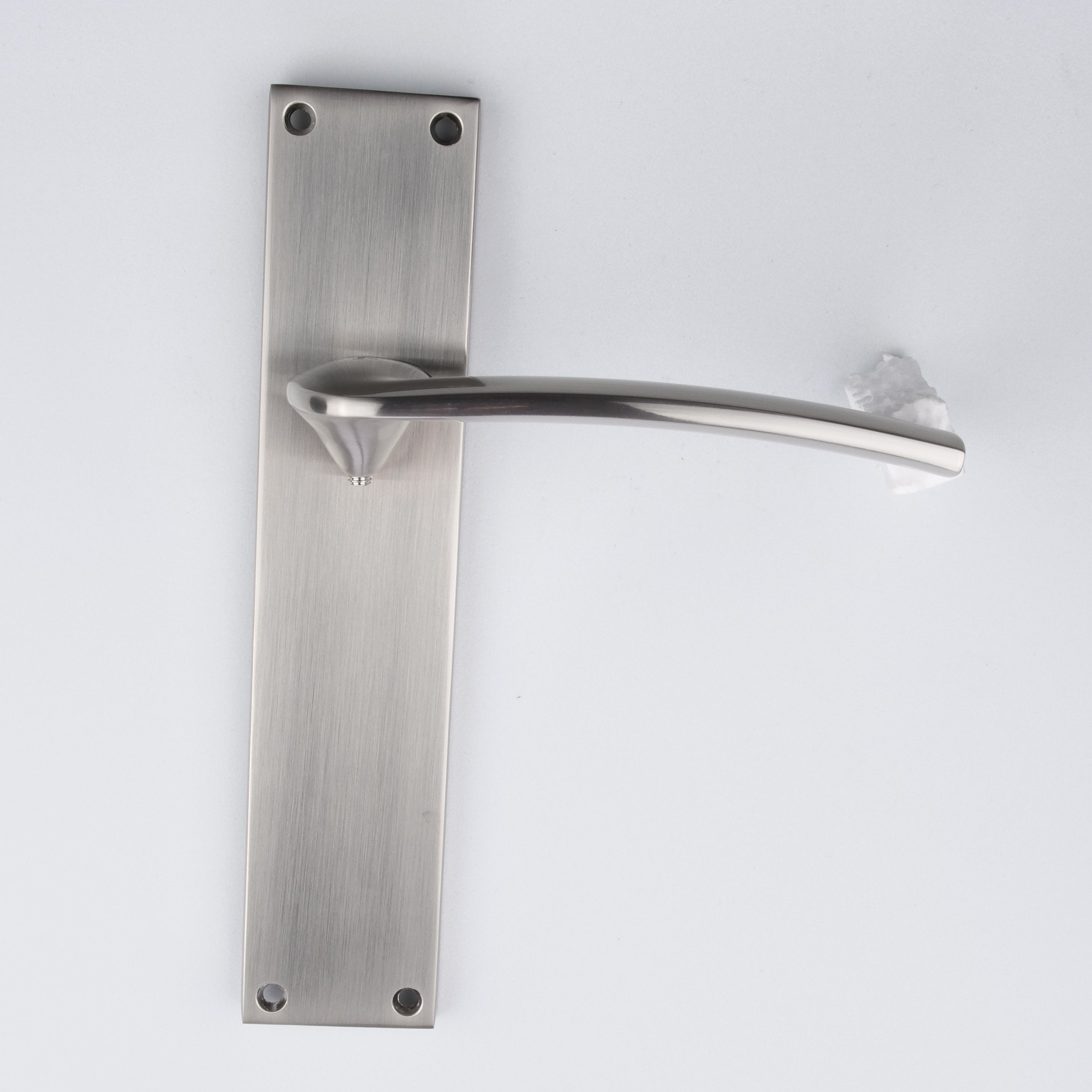 Manilla modelo '340' con placa rectangular para puertas de zamak acabado níquel satinado