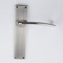 Manilla modelo '340' con placa rectangular para puertas de zamak acabado níquel satinado