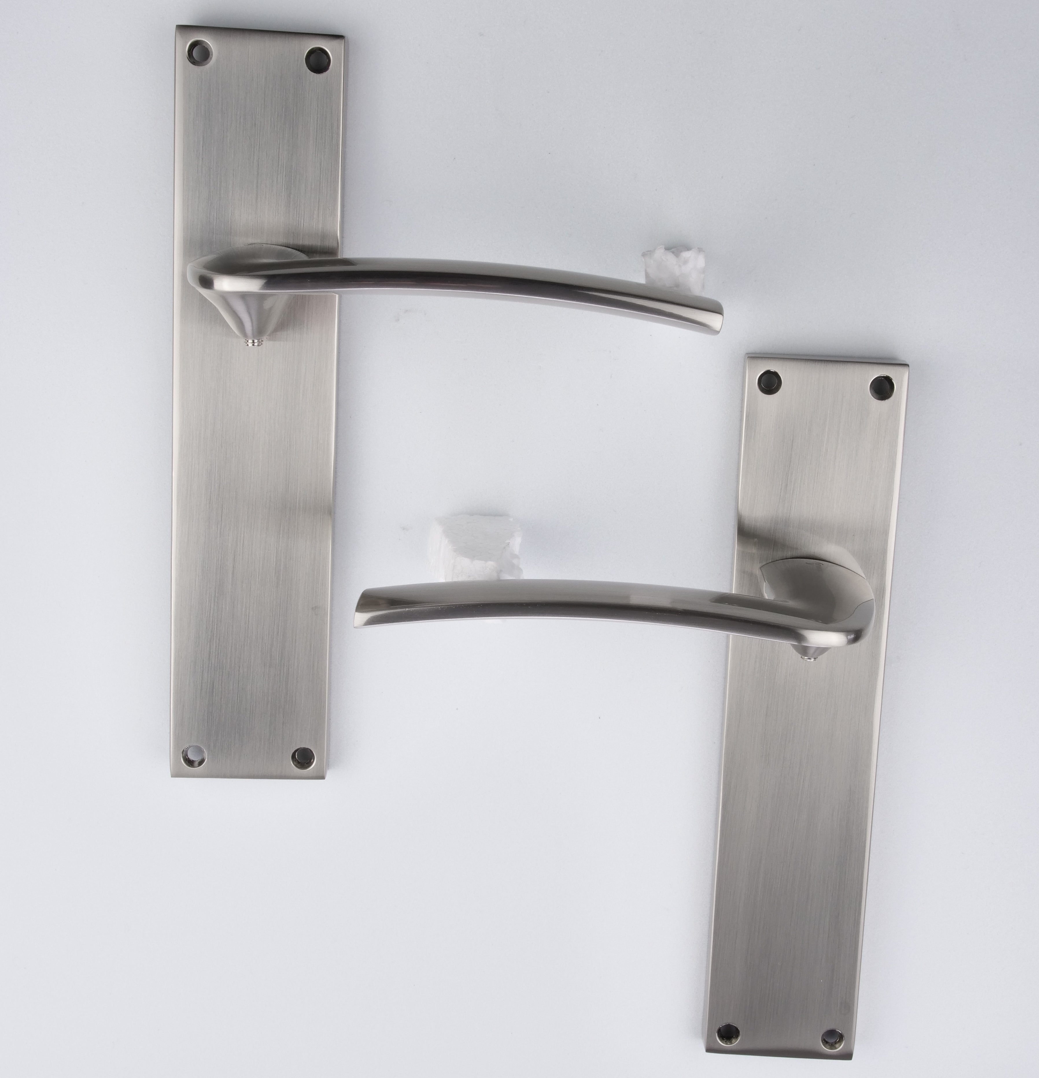 Manilla modelo '340' con placa rectangular para puertas de zamak acabado níquel satinado