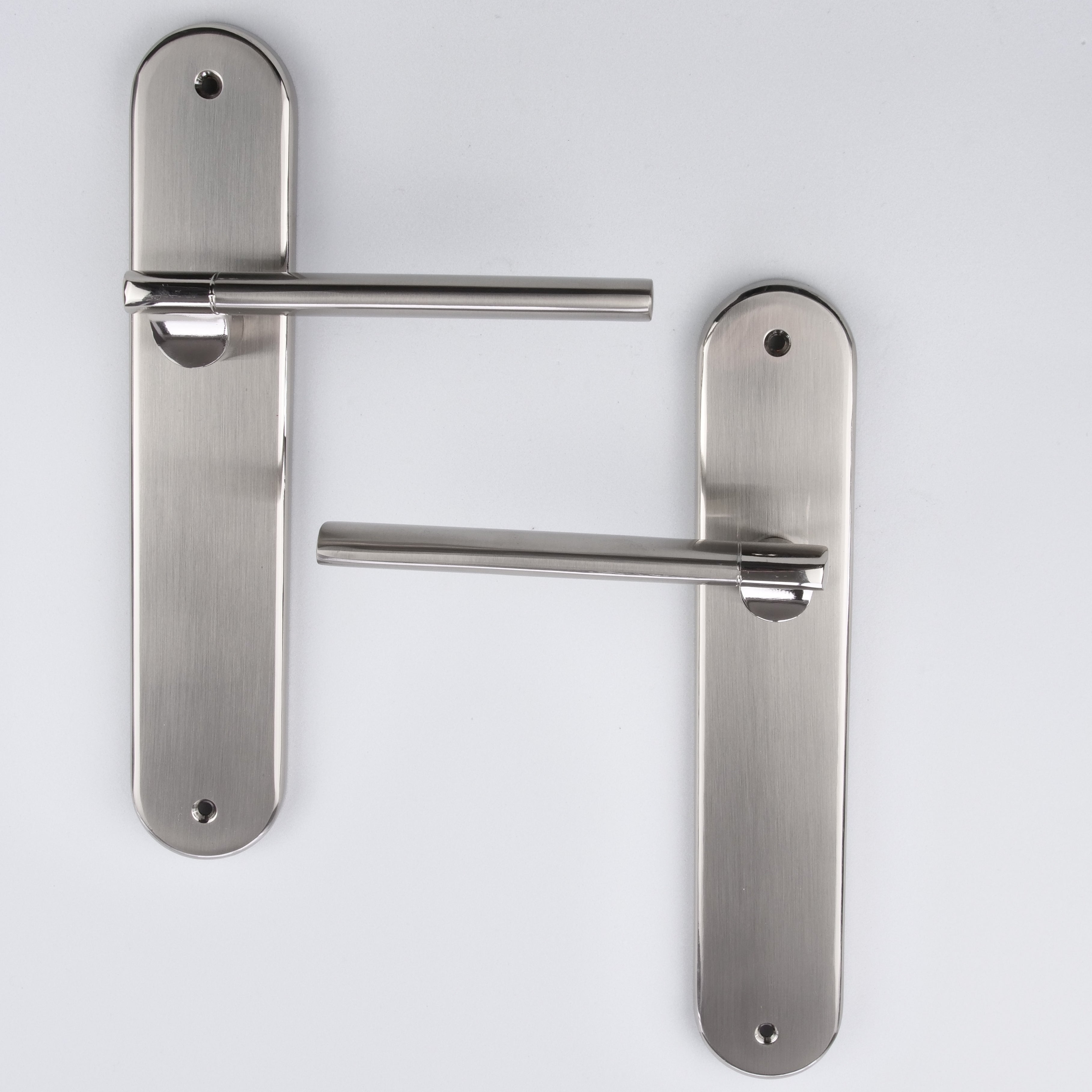 Manilla modelo '240' de zamak con placa ovalada acabado níquel combinado para puertas