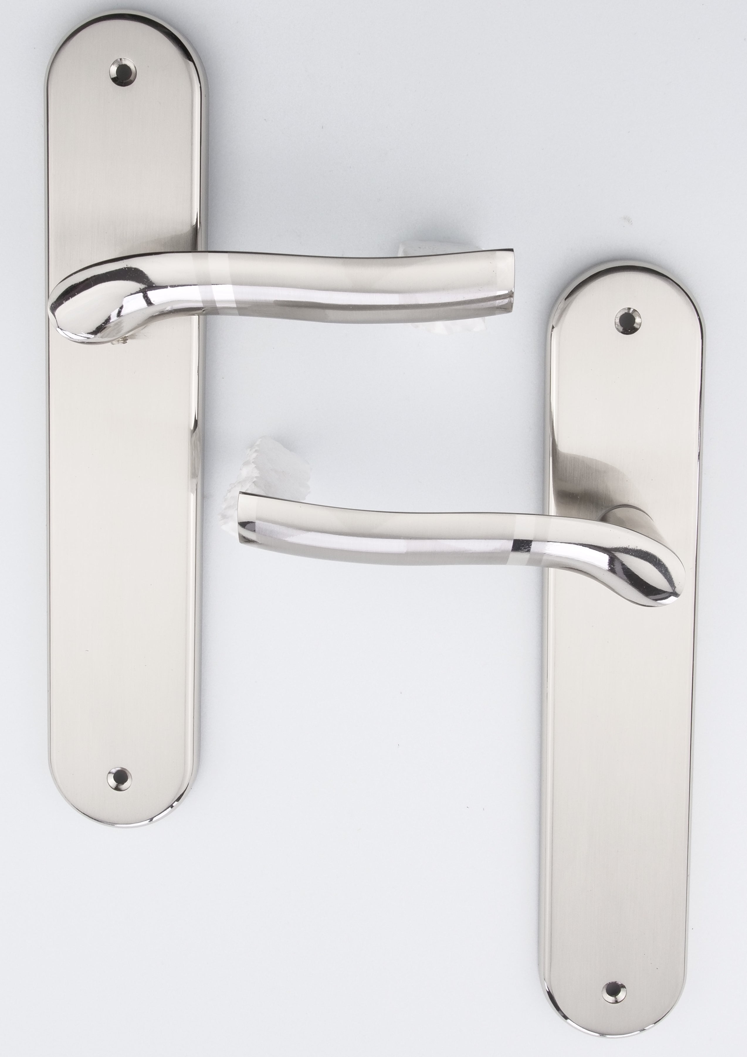 Manilla con placa ovalada y asa ondulada bicolor para puertas modelo '230'