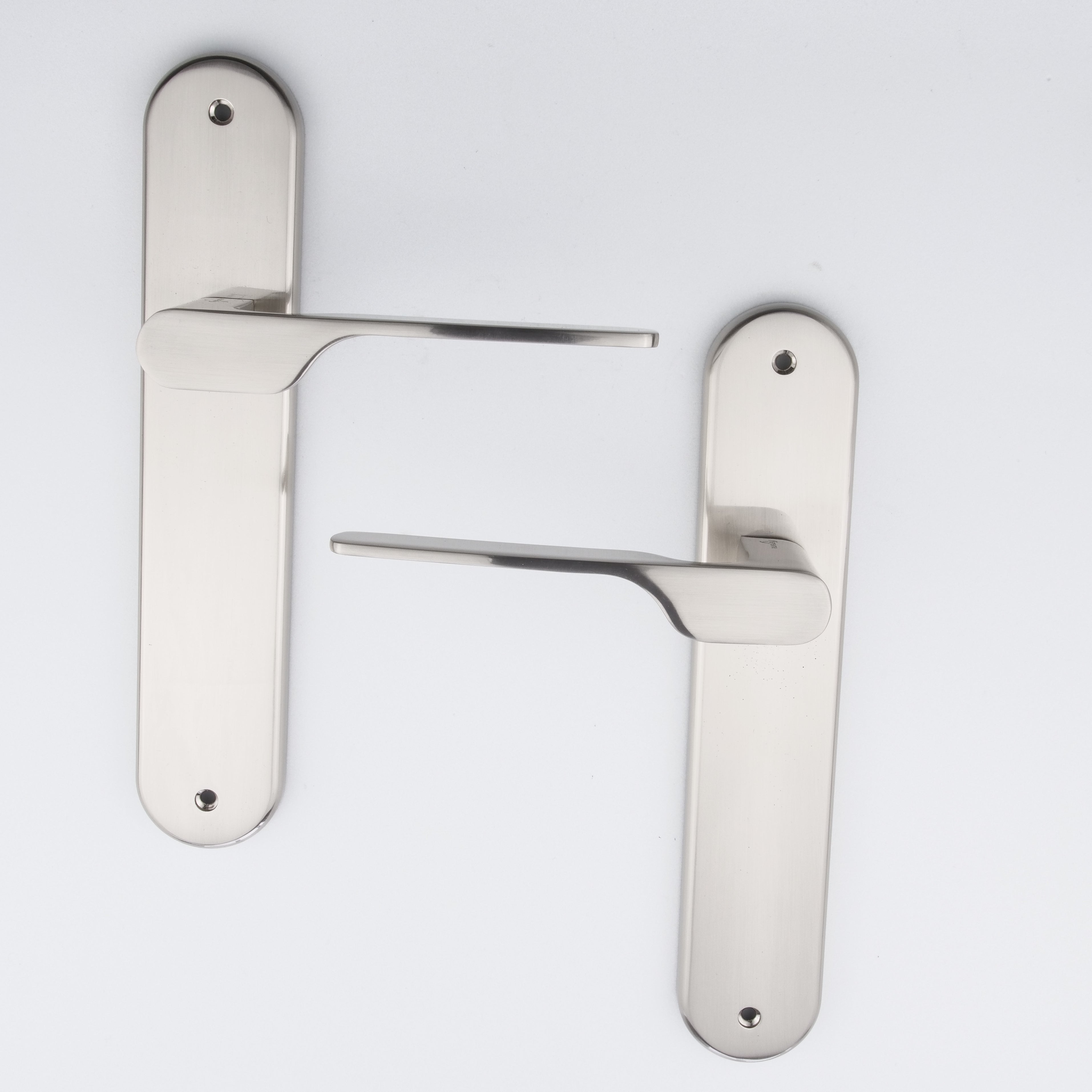 Manilla modelo '640' con placa oval para puertas de zamak en acabado níquel satinado con mango moderno