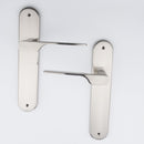 Manilla modelo '640' con placa oval para puertas de zamak en acabado níquel satinado con mango moderno