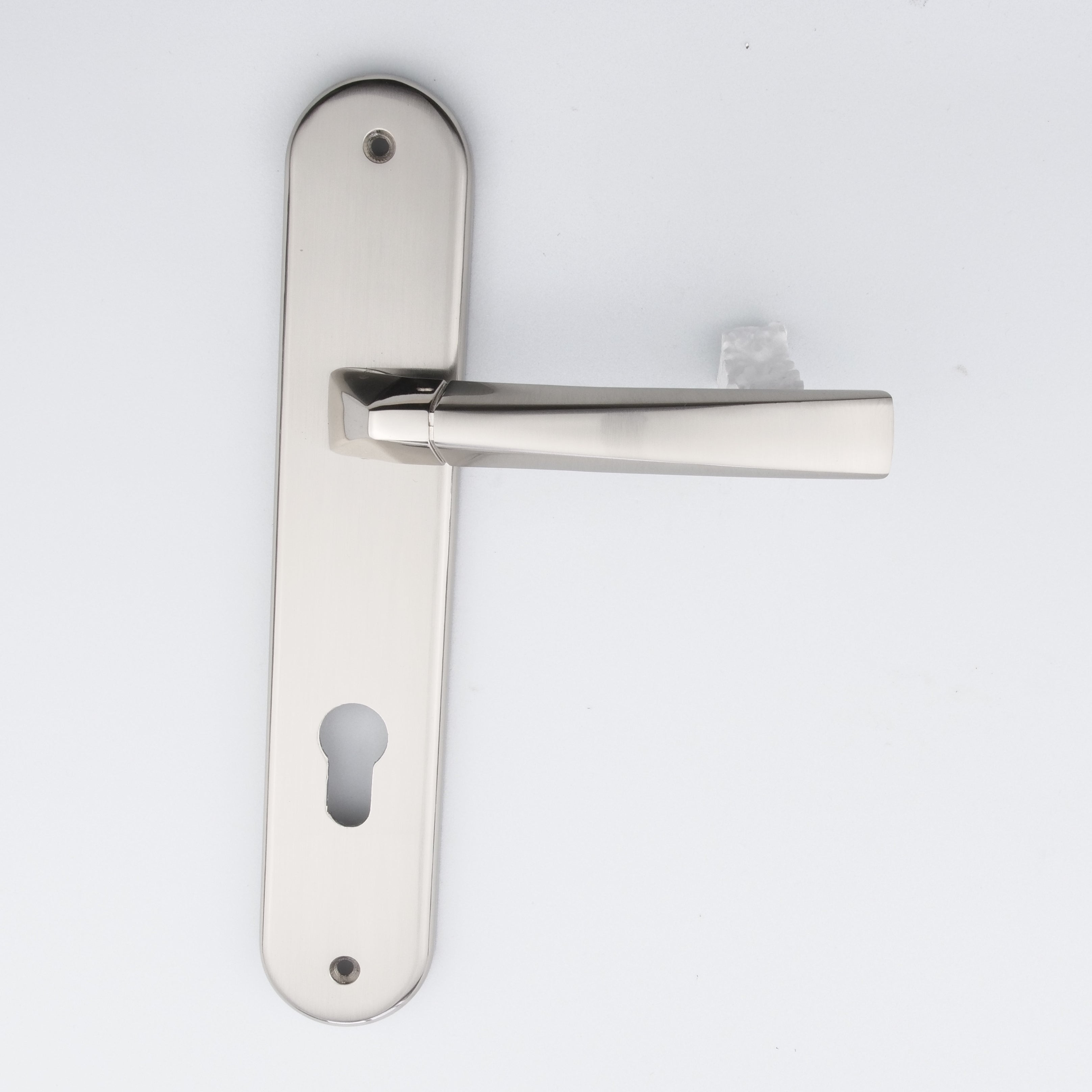 Manilla modelo '320' de zamak con placa ovalada en acabado bicolor para puertas