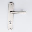 Manilla modelo '320' de zamak con placa ovalada en acabado bicolor para puertas