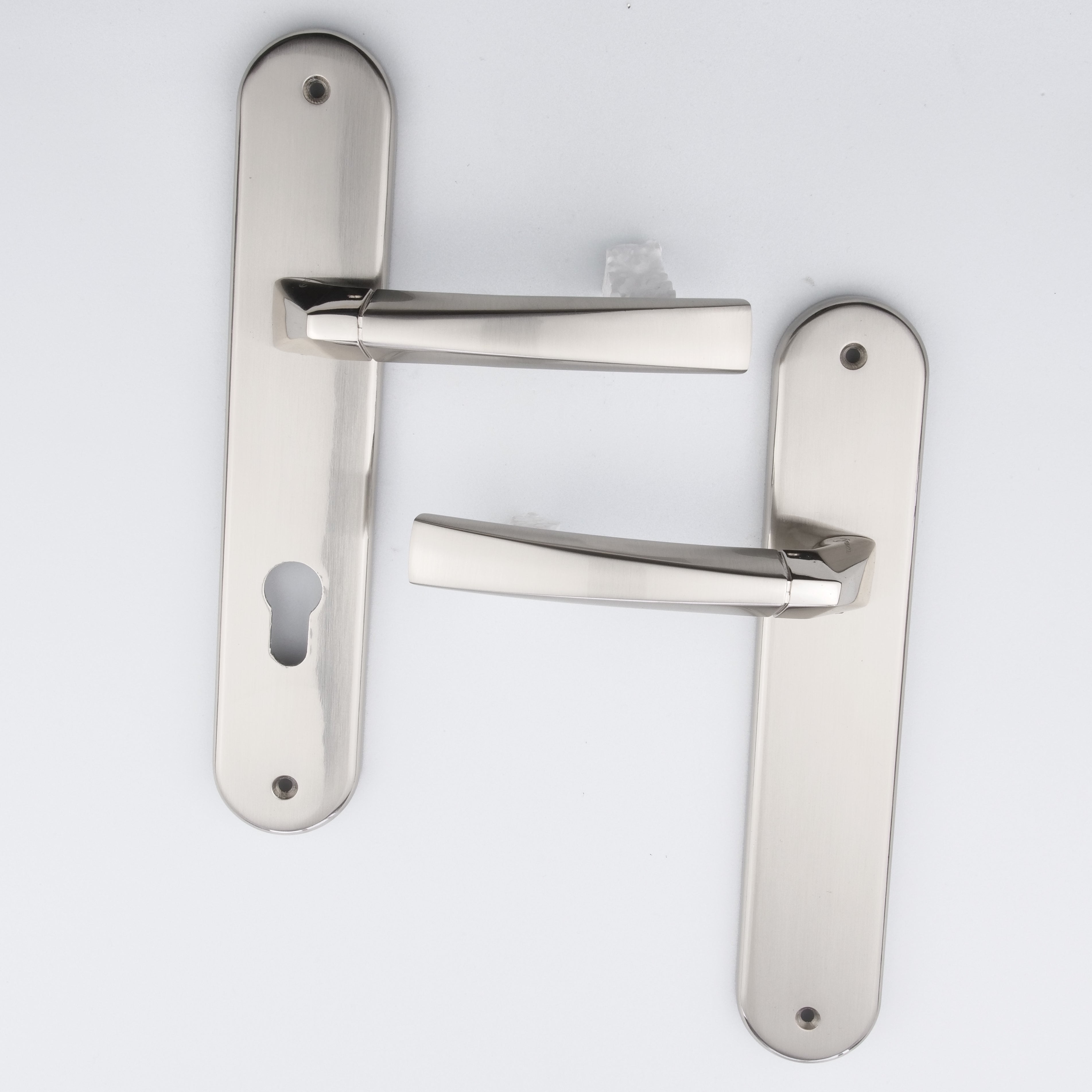 Manilla modelo '320' de zamak con placa ovalada en acabado bicolor para puertas