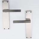 Manilla modelo '848' de zamak para puertas con placa rectangular acabado bicolor grafito