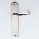Clásica manilla modelo '530' de aluminio con placa oval en acabado níquel satinado para puertas
