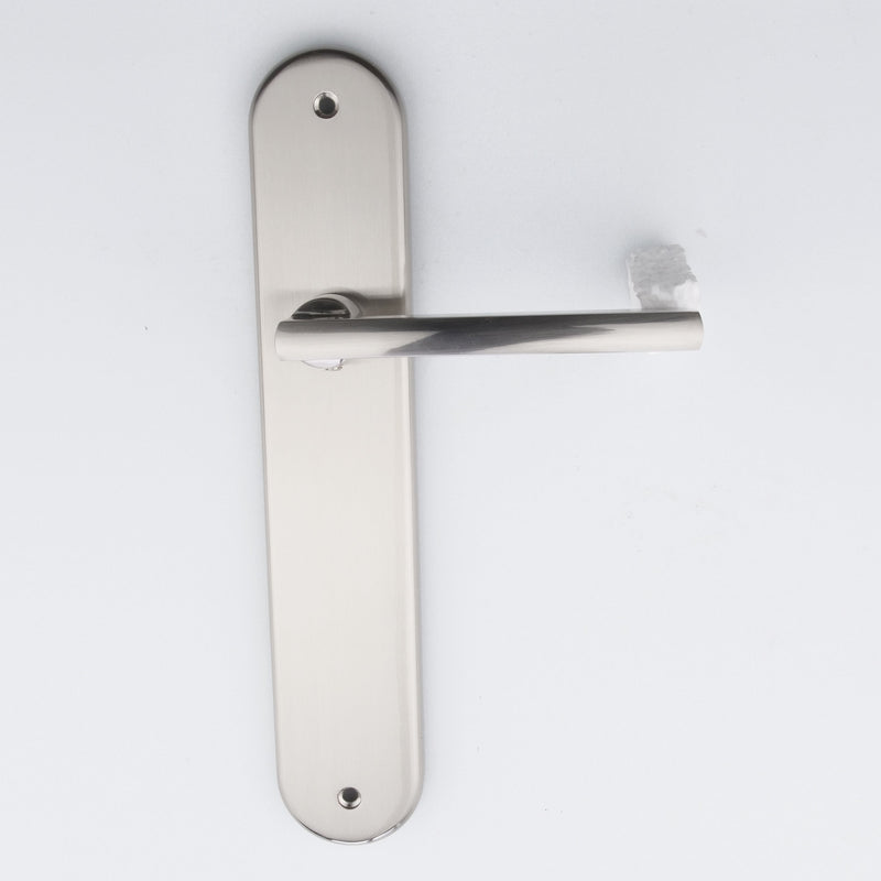 Clásica manilla modelo '530' de aluminio con placa oval en acabado níquel satinado para puertas
