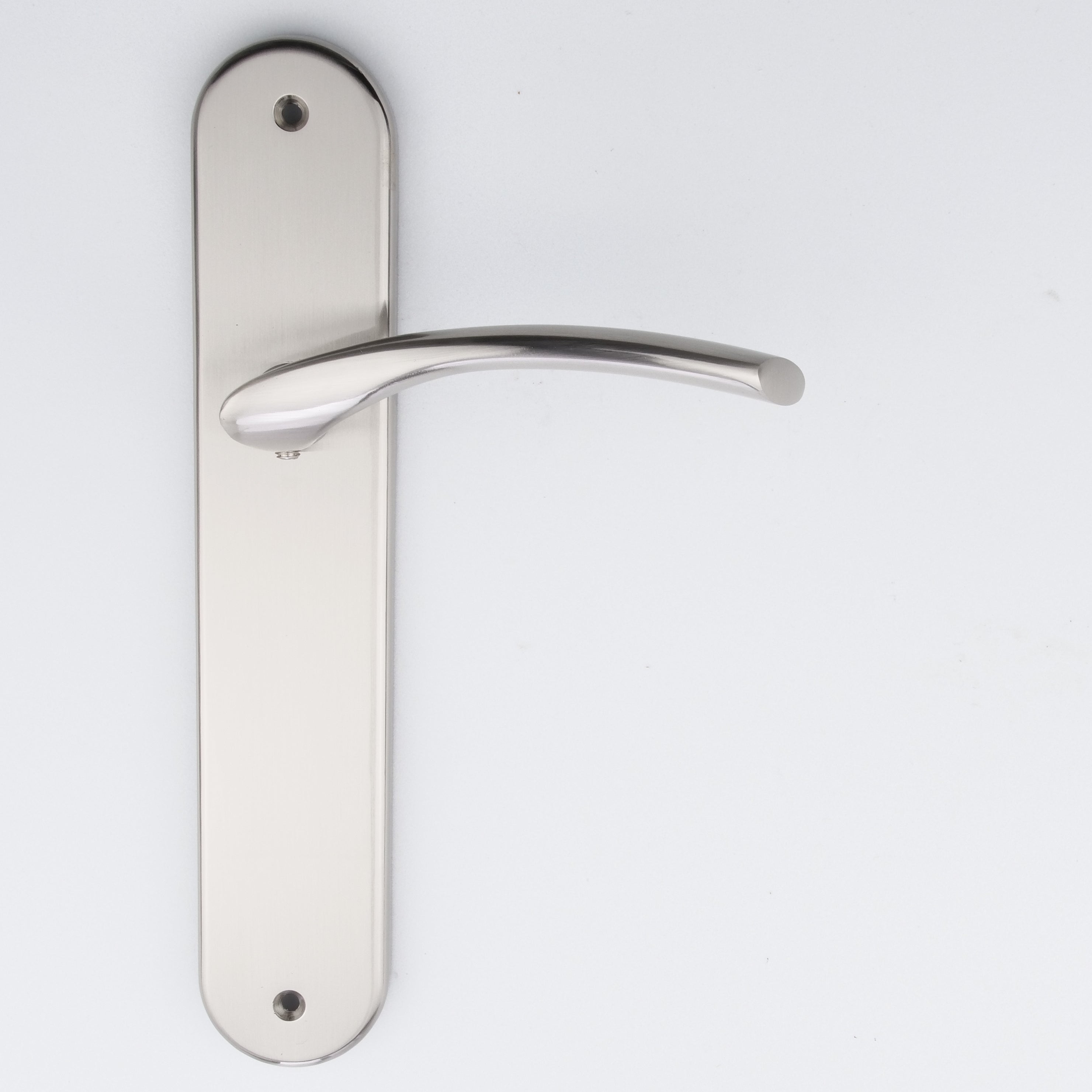 Manilla modelo '553' de zamak con placa ovalada en acabado níquel satinado para puertas