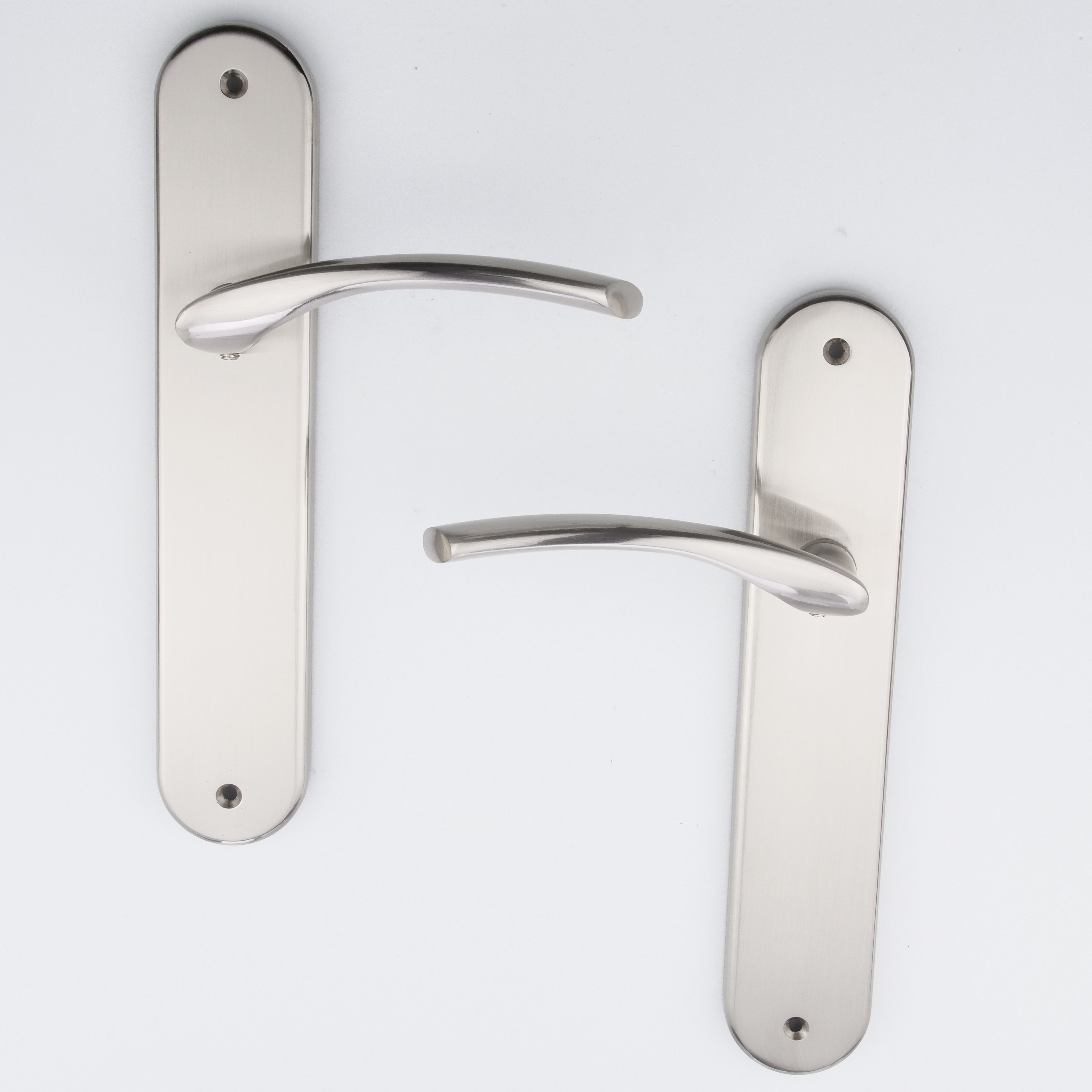 Manilla modelo '553' de zamak con placa ovalada en acabado níquel satinado para puertas