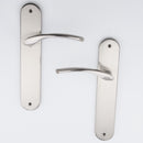 Manilla modelo '553' de zamak con placa ovalada en acabado níquel satinado para puertas