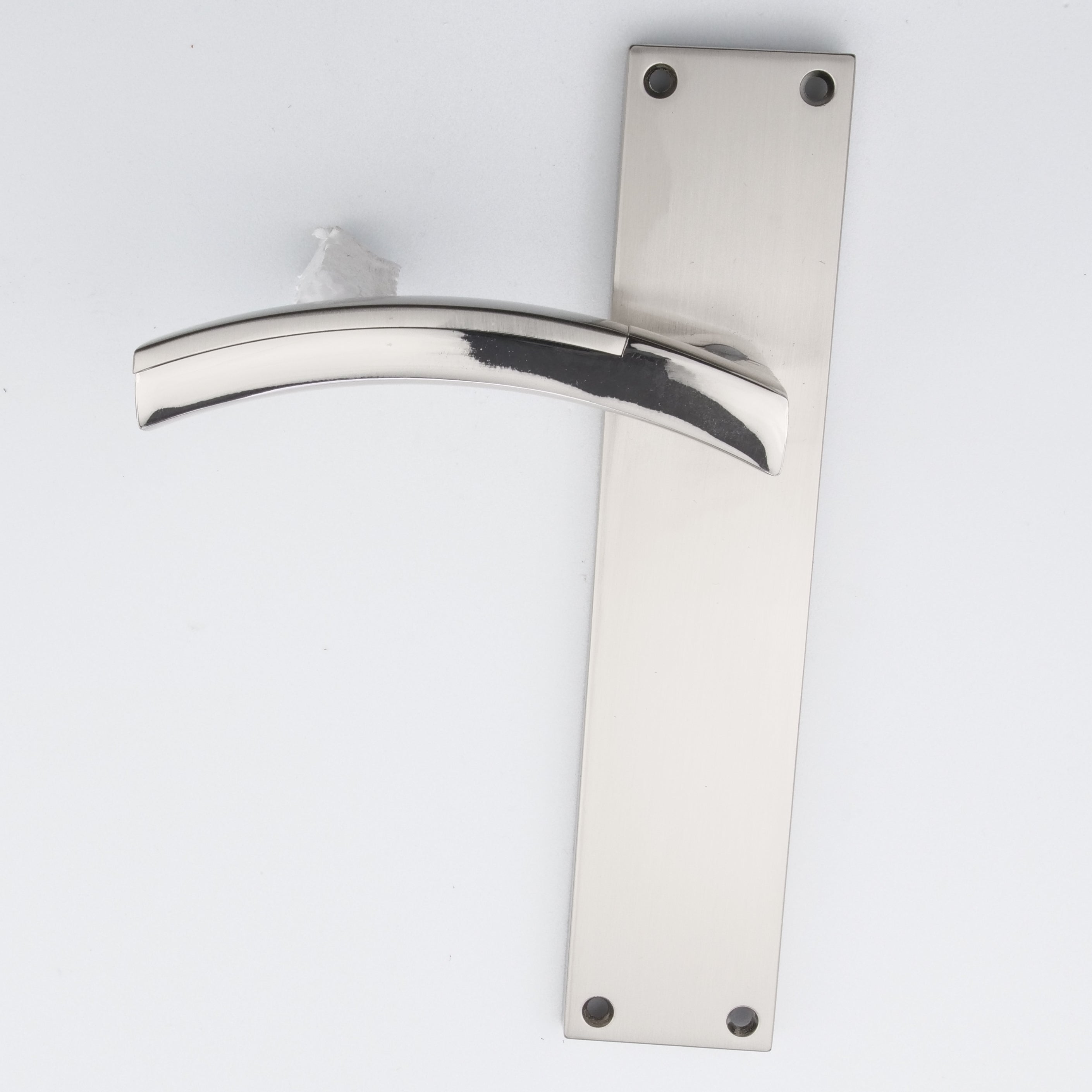 Manilla modelo '420' de zamak en acabado bicolor con placa rectangular para puertas