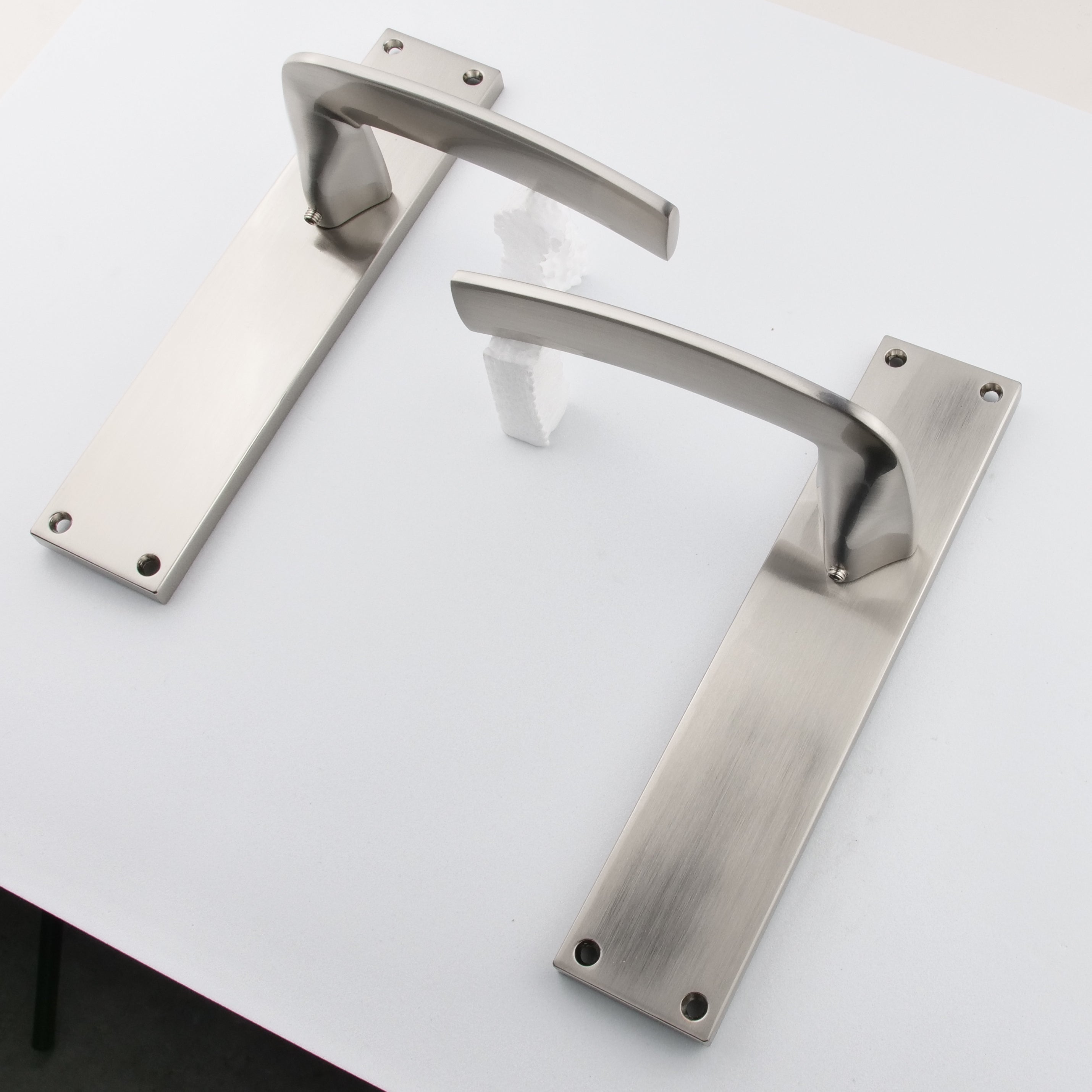 Manilla modelo '340' con placa rectangular para puertas de zamak acabado níquel satinado