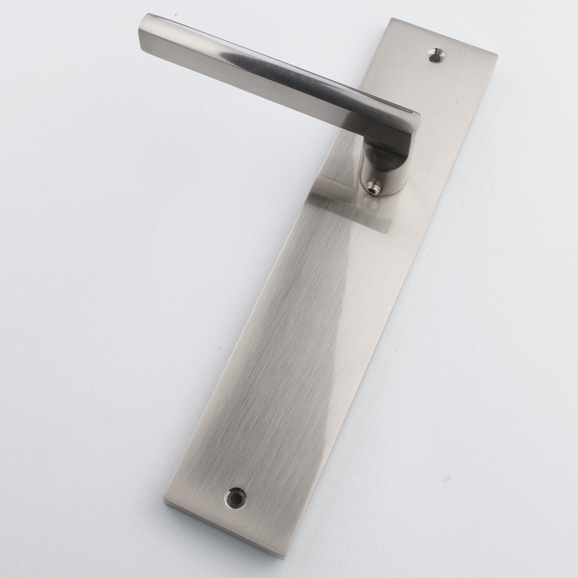 Manilla modelo '530' con placa rectangular de para puertas