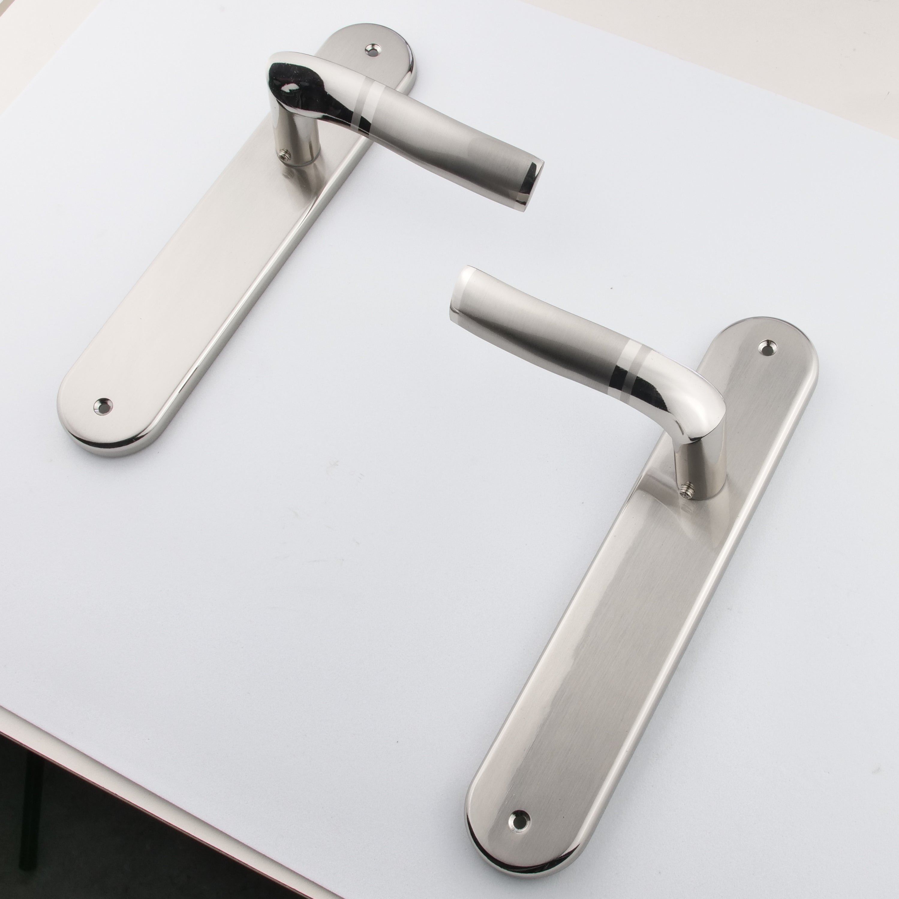 Manilla con placa ovalada y asa ondulada bicolor para puertas modelo '230'