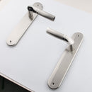 Manilla con placa ovalada y asa ondulada bicolor para puertas modelo '230'