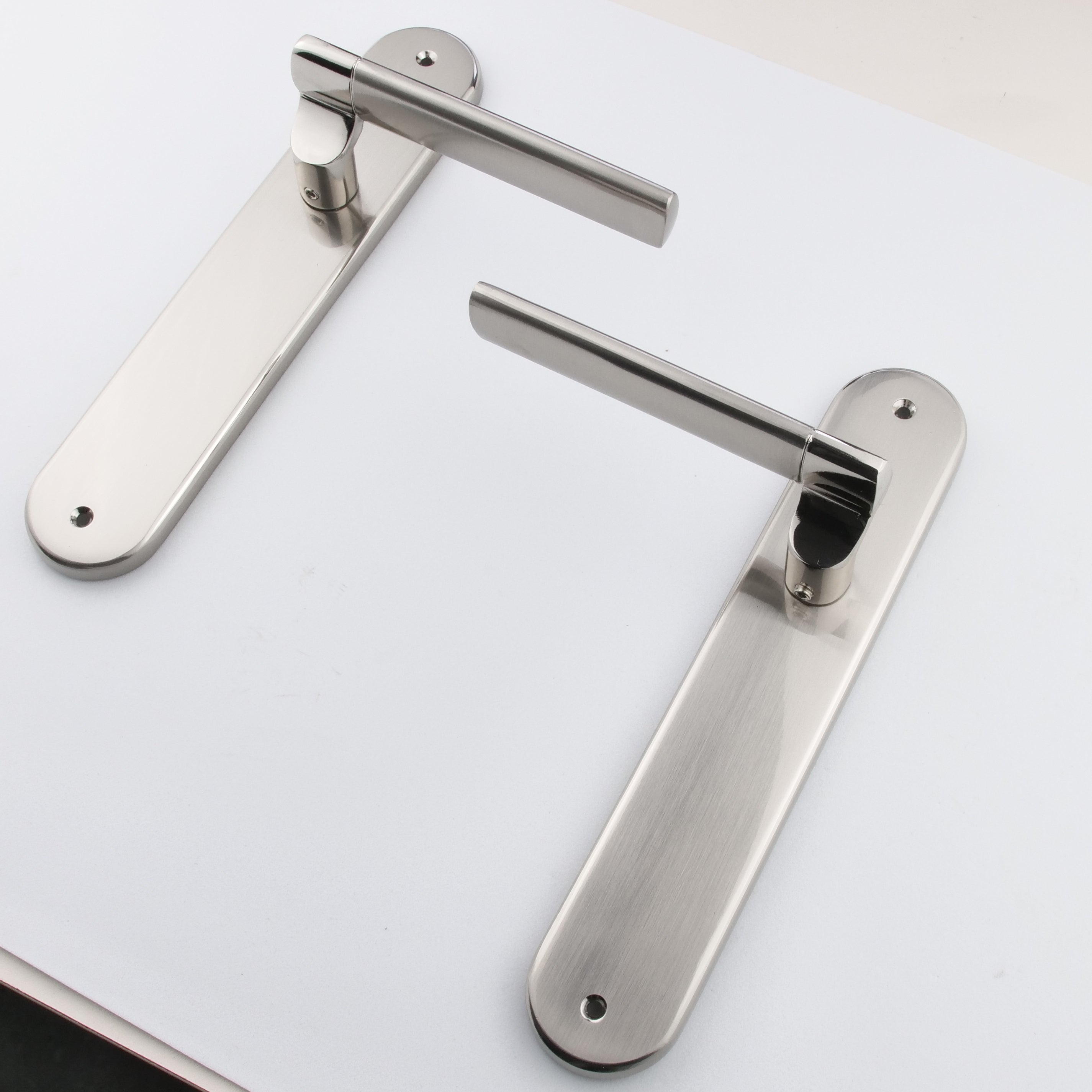 Manilla modelo '240' de zamak con placa ovalada acabado níquel combinado para puertas
