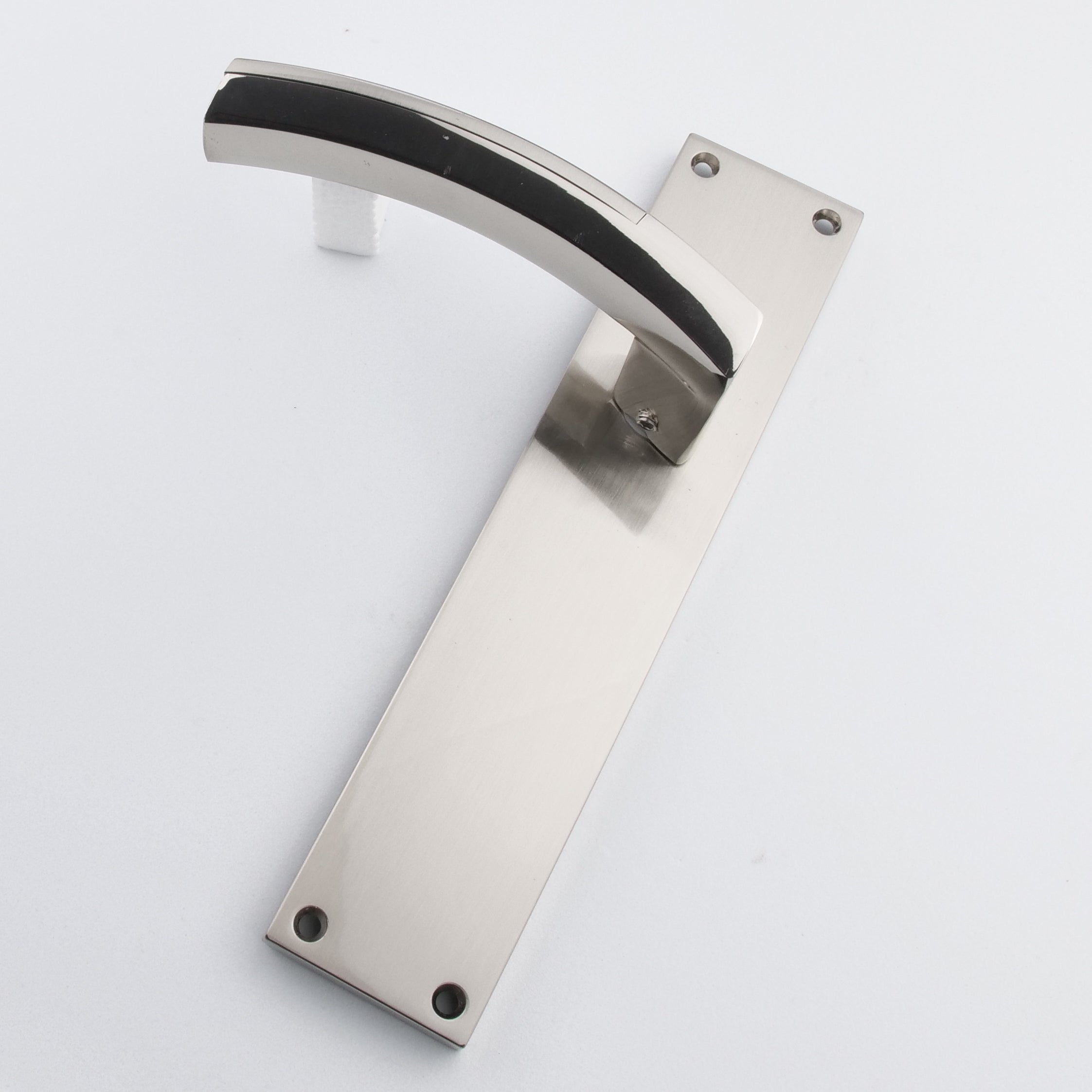 Manilla modelo '420' de zamak en acabado bicolor con placa rectangular para puertas