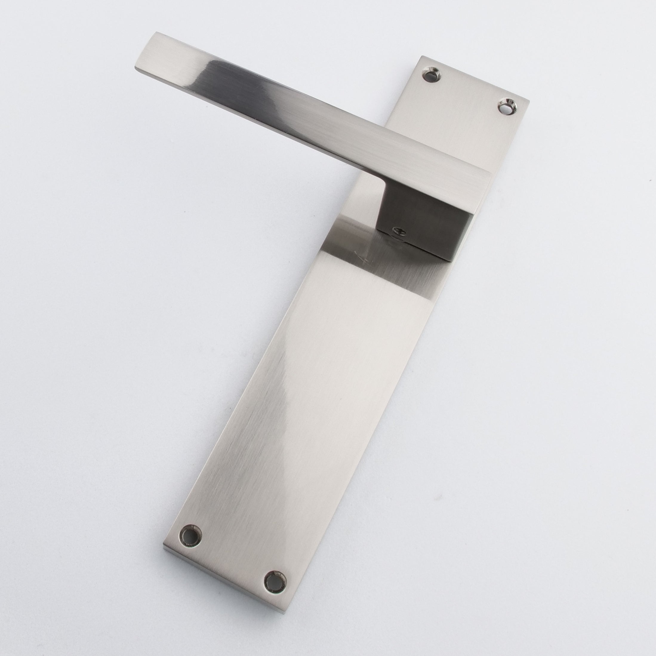 Manillas modelo '220' con placa de zamak rectangular para puertas acabado níquel satinado