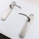 Manilla modelo '553' de zamak con placa ovalada en acabado níquel satinado para puertas