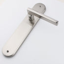 Clásica manilla modelo '530' de aluminio con placa oval en acabado níquel satinado para puertas