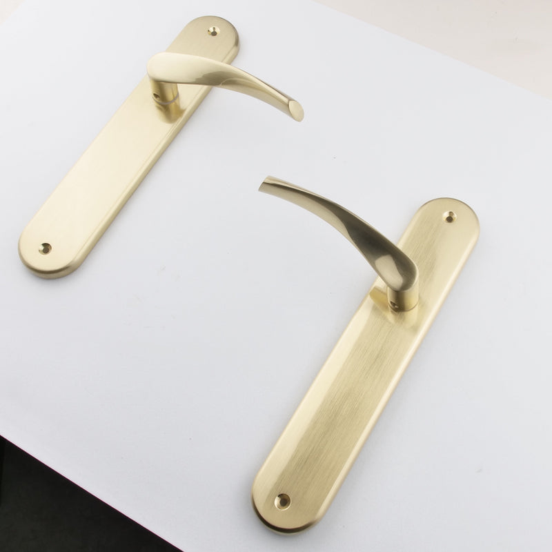 Manilla modelo '136' con placa ovalada de zamak en acabado dorado satinado