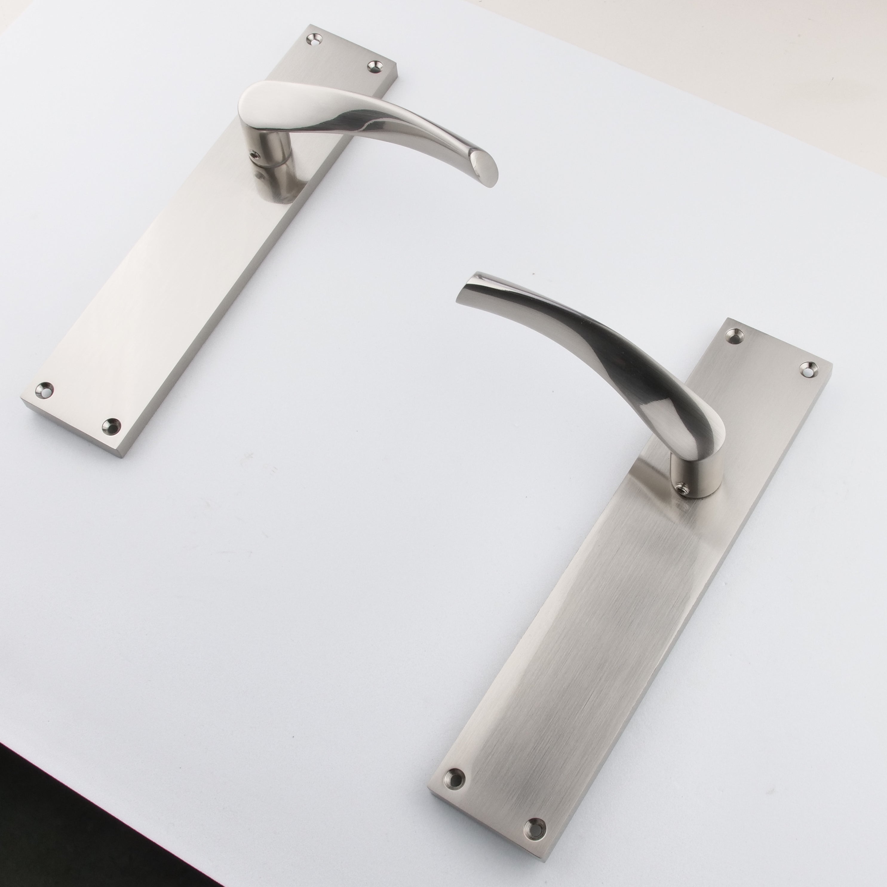 Manilla ola con placa rectangular de aluminio para puertas en acabado níquel satinado modelo '130A'