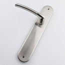 Manilla modelo '430' con placa ovalada de zamak en acabado níquel combinado para puertas