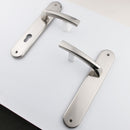 Manilla modelo '320' de zamak con placa ovalada en acabado bicolor para puertas