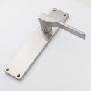 Manilla modelo '520' con placa rectangular de zamak en acabado níquel satinado para puertas