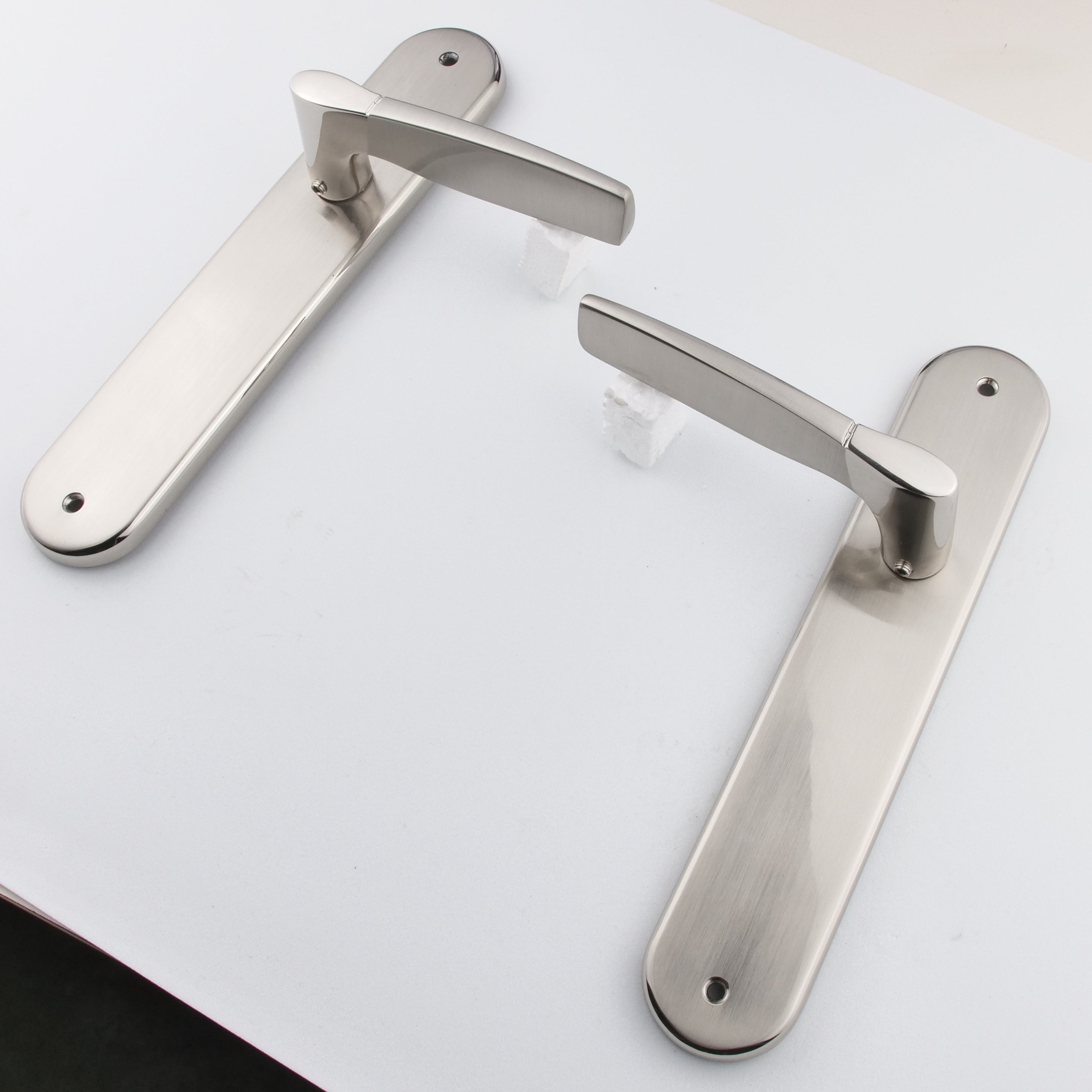 Manilla modelo '830' con placa ovalada de zamak acabado bicolor para puertas