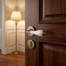 Manilla rústica con roseta redonda de porcelana blanca en acabado cuero