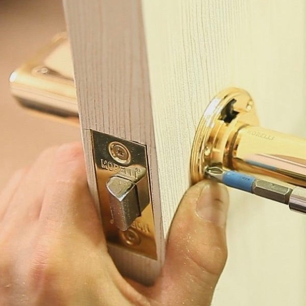 Picaporte con rodillo de vaivén con canto redondo en acabado niquelado de entrada 55mm