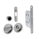 Kit para puerta corredera de picaporte más condena y uñeros redondos en acabado níquel satinado