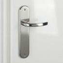 Manilla modelo '110' de zamak con placa oval en acabado níquel satinado para puertas