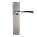 Manilla ola con placa rectangular de aluminio para puertas en acabado níquel satinado modelo '130A'