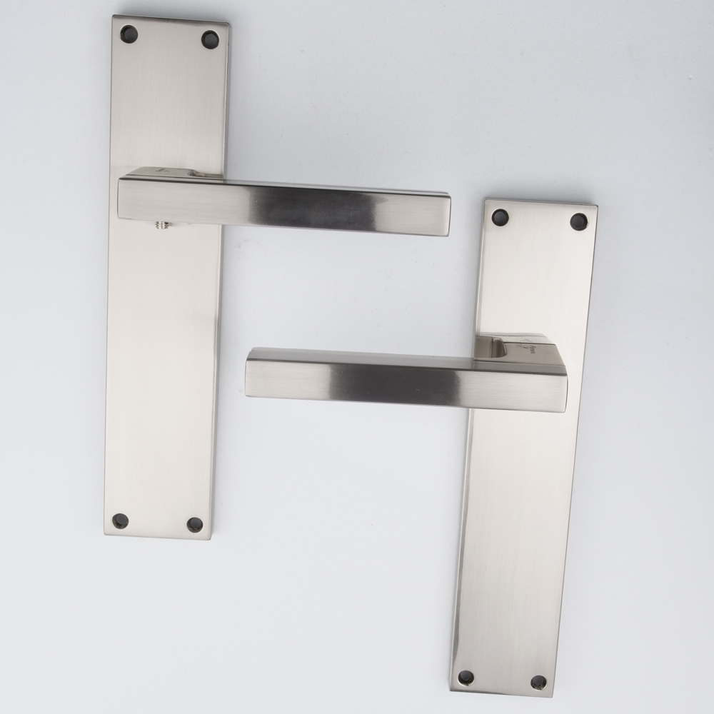 Manilla moderna de zamak acabado níquel satinado y gris espacial con placa rectangular modelo '840'
