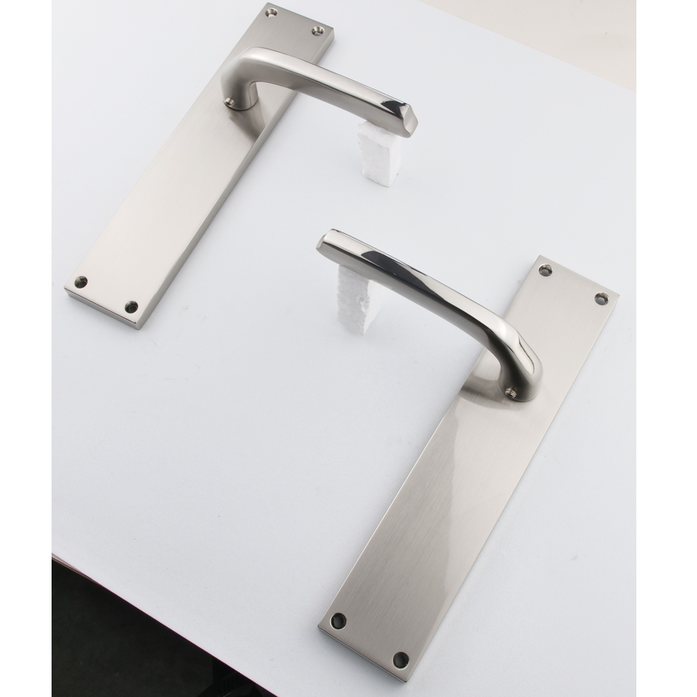 Manilla modelo '730' de zamak con placa rectangular en acabado níquel combinado para puertas