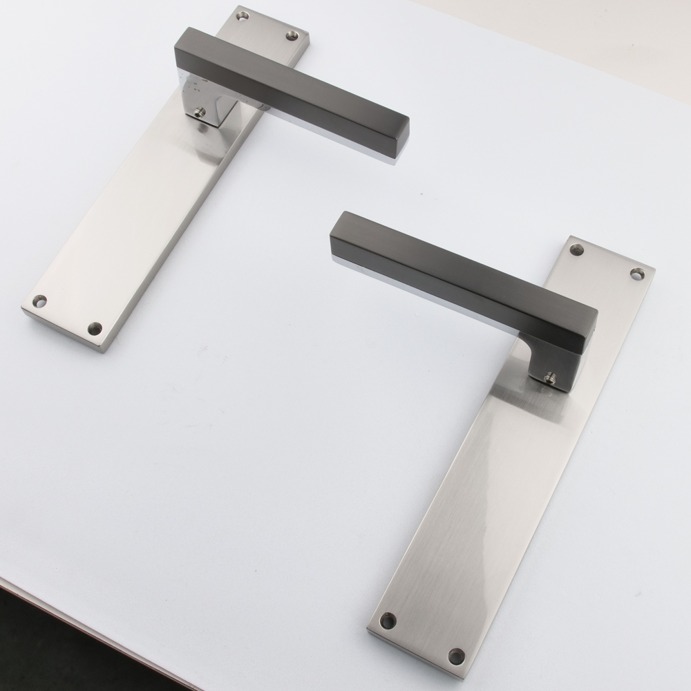Manilla modelo '848' de zamak para puertas con placa rectangular acabado bicolor grafito