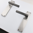 Manilla modelo '848' de zamak para puertas con placa rectangular acabado bicolor grafito