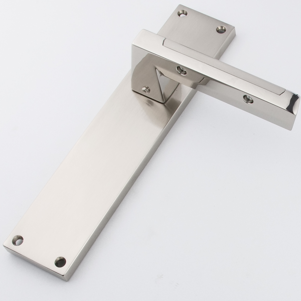 Manilla modelo '620' con placa rectangular de zamak acabado bicolor para puertas