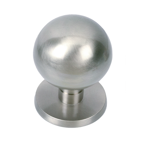 Pomo redondo de latón en acabado níquel satinado para puertas de entrada
