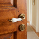 Manilla rústica con roseta redonda de porcelana blanca en acabado cuero