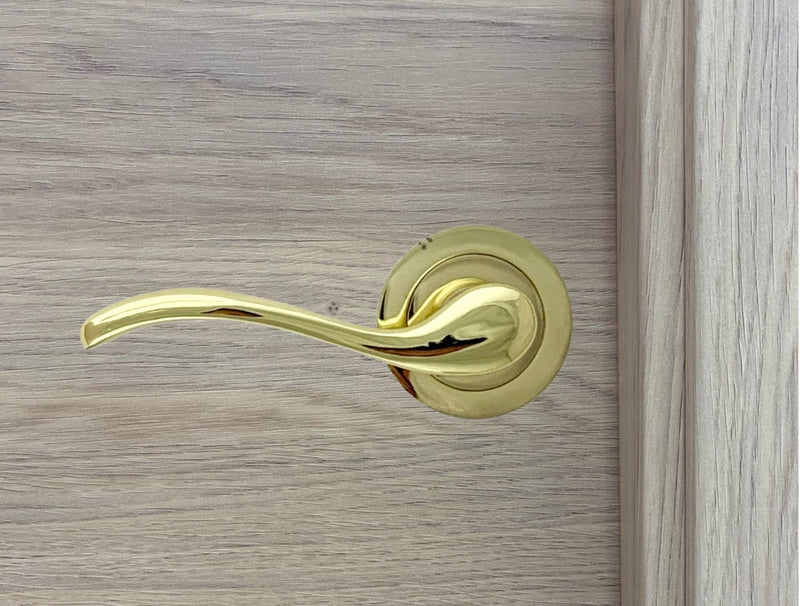 Manilla con roseta latonada para puertas en acabado madera clara