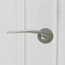 Manilla de zamak con roseta redonda en acabado níquel satinado para puertas de madera lacada blanca